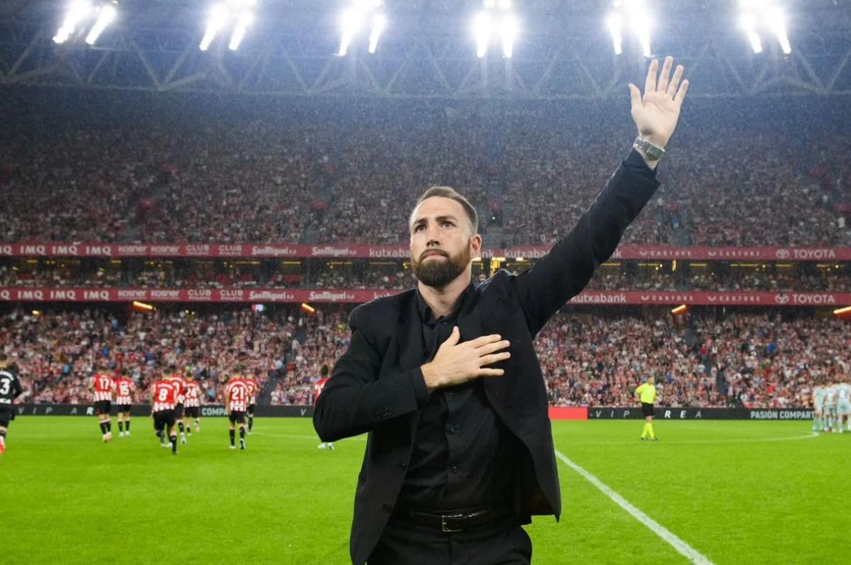 Sandor Martín San Mameseko harmailen txaloak eskertzen, irailean, Atletico Madrilen aurkako partidan ohorezko sakea egin ondoren.