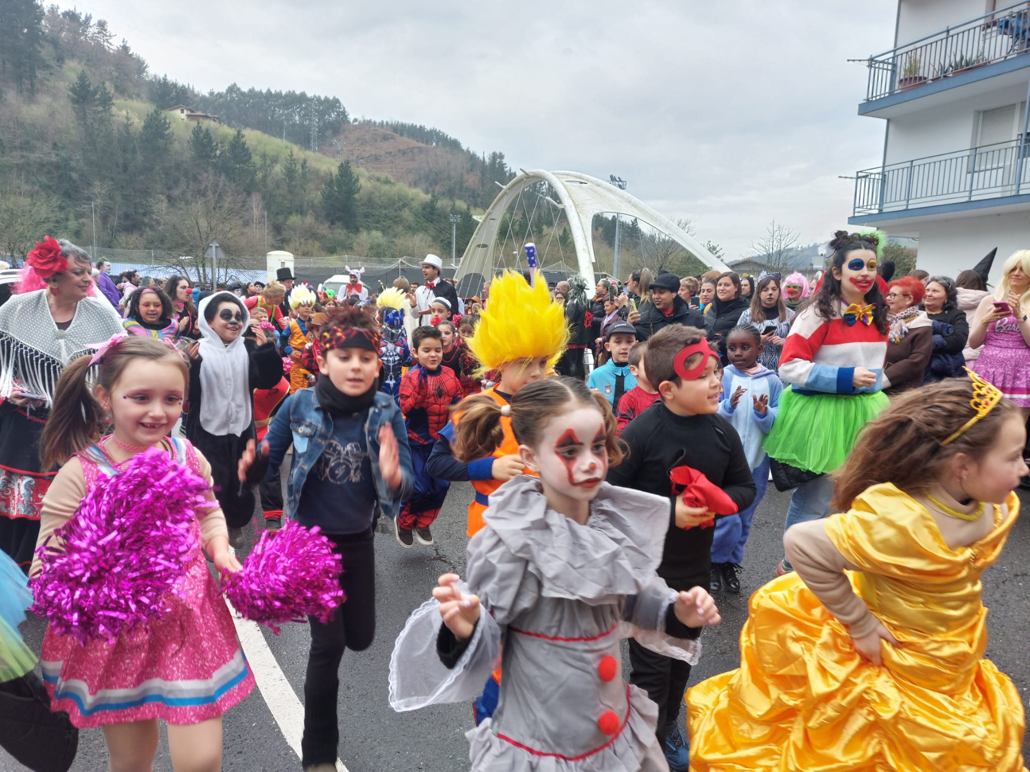 Los niños de Ondarroa han desfilado también por la mañana.
