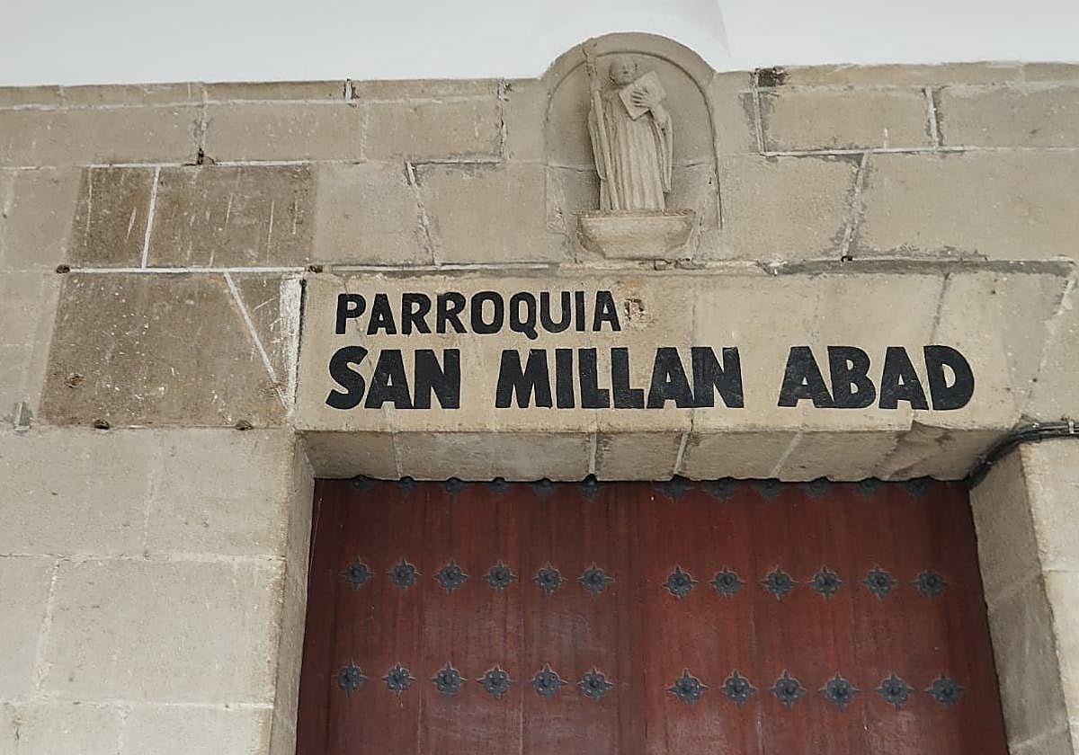 Puerta de la parroquia sin la placa franquista.