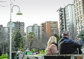 El piso ocupado se encuentra en un bloque de la calle Gabriel Aresti del barrio de Txurdinaga, pero hay más casos similares en Bilbao.