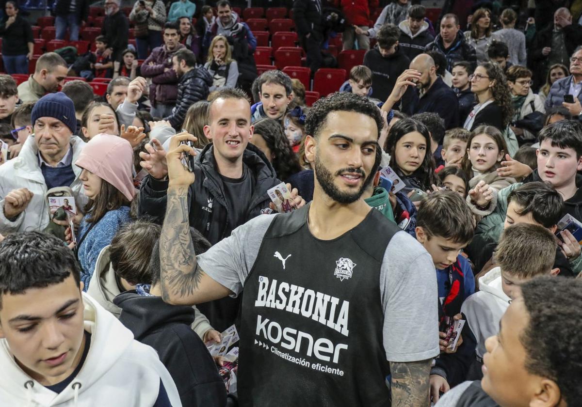Decenas de aficionados arropan a Markus Howard en el entrenamiento de este martes.