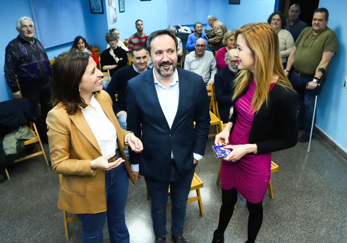 César Ramos con Esther Peña y Aitana Hernando.