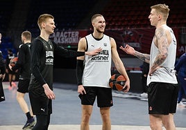 Savkov y Samanic charlan con Sedekerskis durante el entrenamiento.