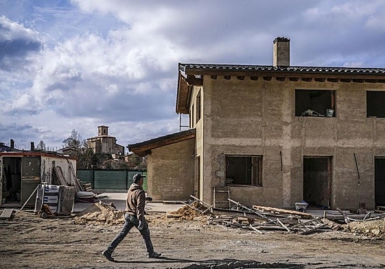 Obras de construcción de una casa en el pueblo de Mendiola.