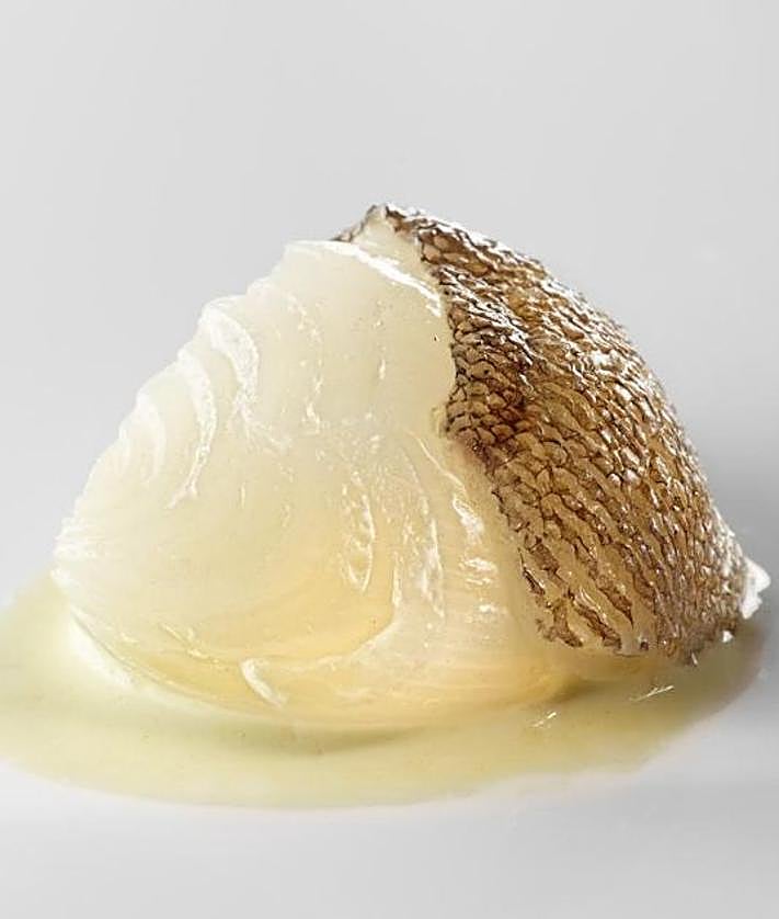 Imagen secundaria 2 - Joserra Calvo, enólogo de la bodega Gorka Izaguirre, y Josean Alija con el plato de cebolla, bacalao y pilpil de pimiento verde. Josean Alija en la cocina de NeruaGuggenheim con su segundo Toño Vázque. Cebolla blanca, fondo de bacalao y pimiento verde.