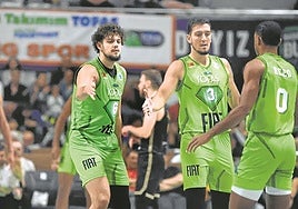 Uros Trifunovic, primero por la izquierda, es un jugador importante en el esquema del Tofas.