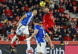 Mouriño intenta despejar ante Muriqi en el partido contra el Mallorca del domingo.