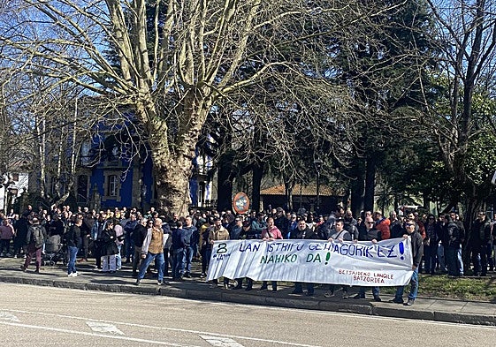 Patrullas de la Ertzaintza y de la Policía municipal han custodiado los accesos a la empresa con el objetivo de frenar altercados