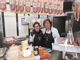Beatriz Astigarraga y su hermana Victoria, en el interior de la carnicería que regentan.