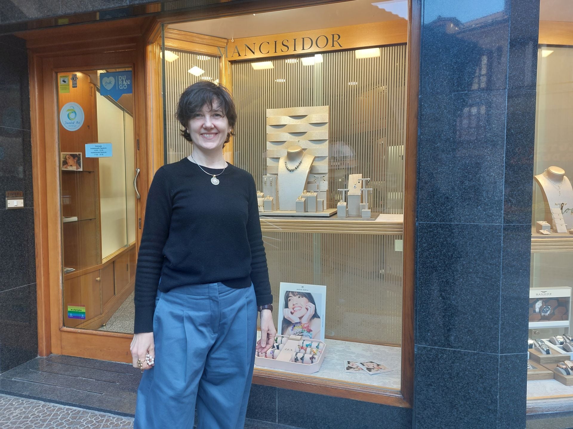 Imagen principal - Maite Mancisidor, Idoia Gorrotxategi e Inmaculada Bardeci, en los diferentes establecimientos.