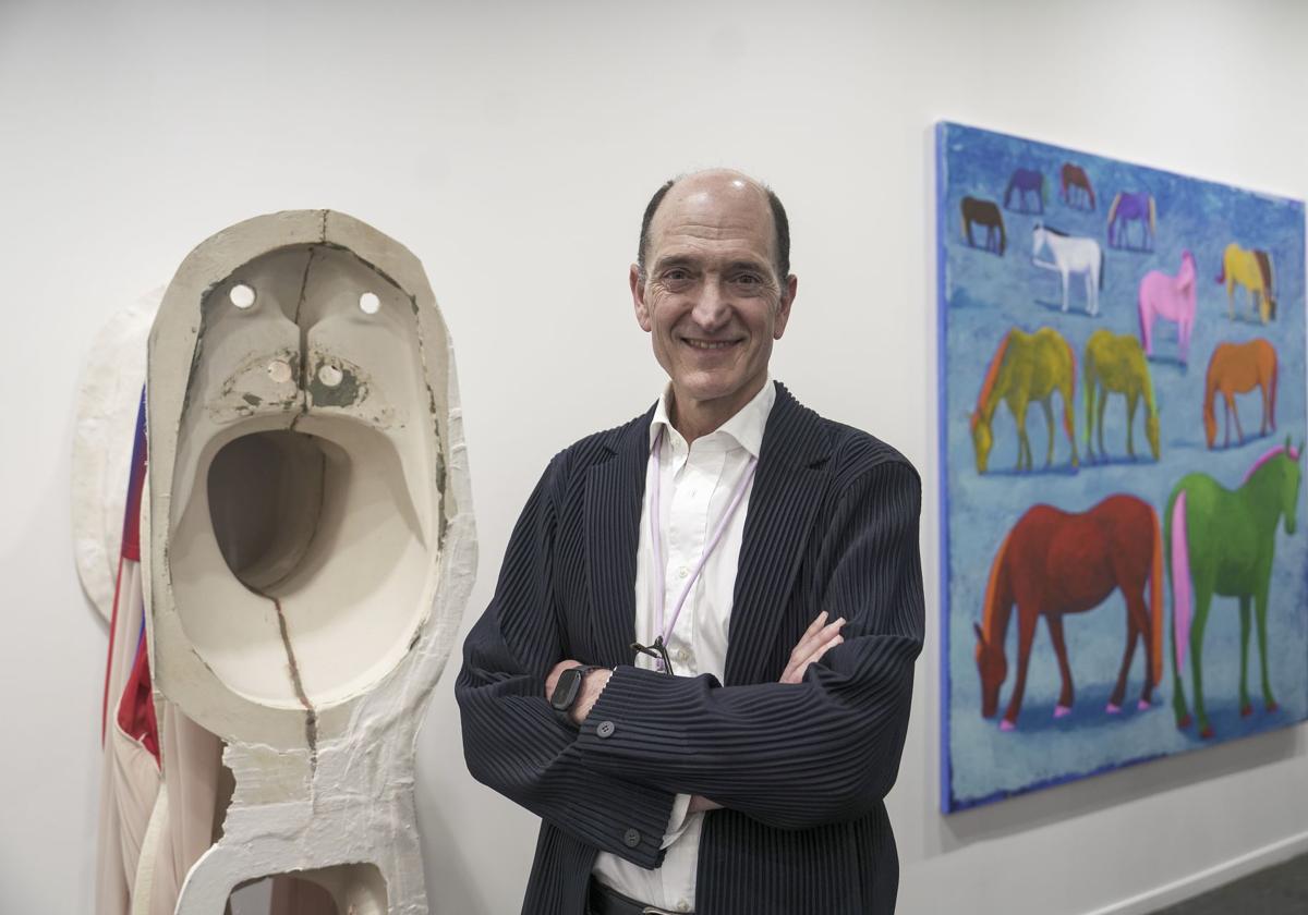 Ignacio Múgica, en su stand. A la izquierda, una obra de June Crespo, y a la derecha, otra de Juan Pérez Agirregoikoa.