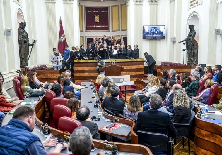 Los junteros y junteras de Álava siguen con atención el concierto del coro Amalur.