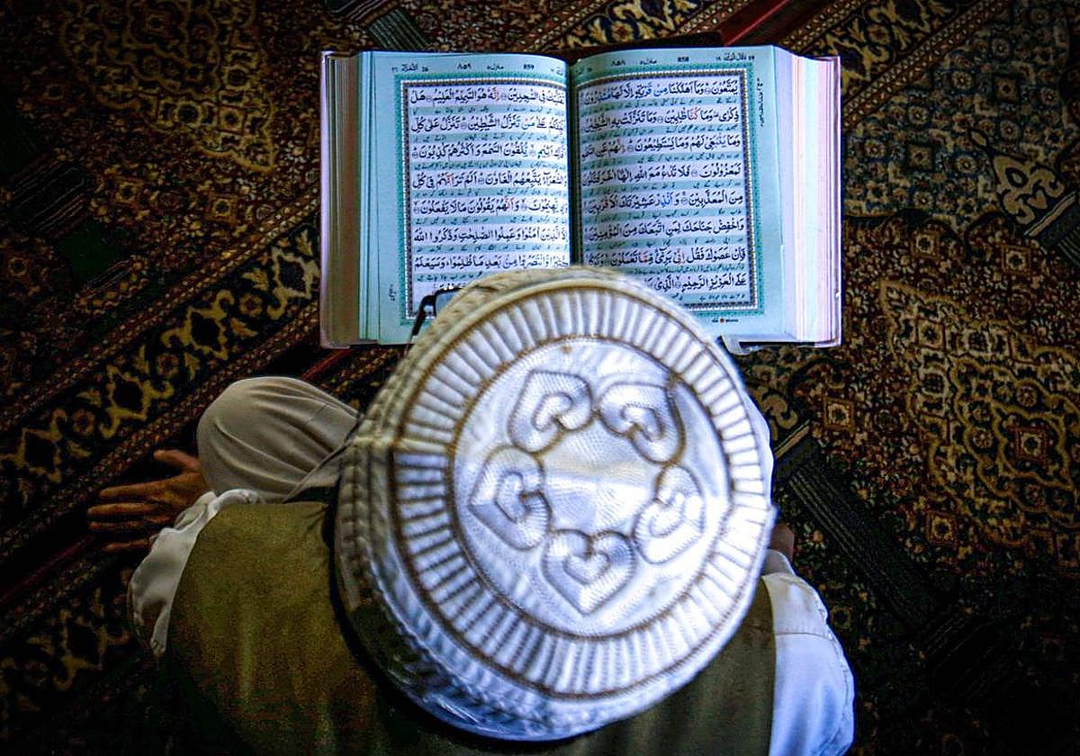 Un hombre lee el Corán en una mezquita en Srinagar, en la Cachemira India.