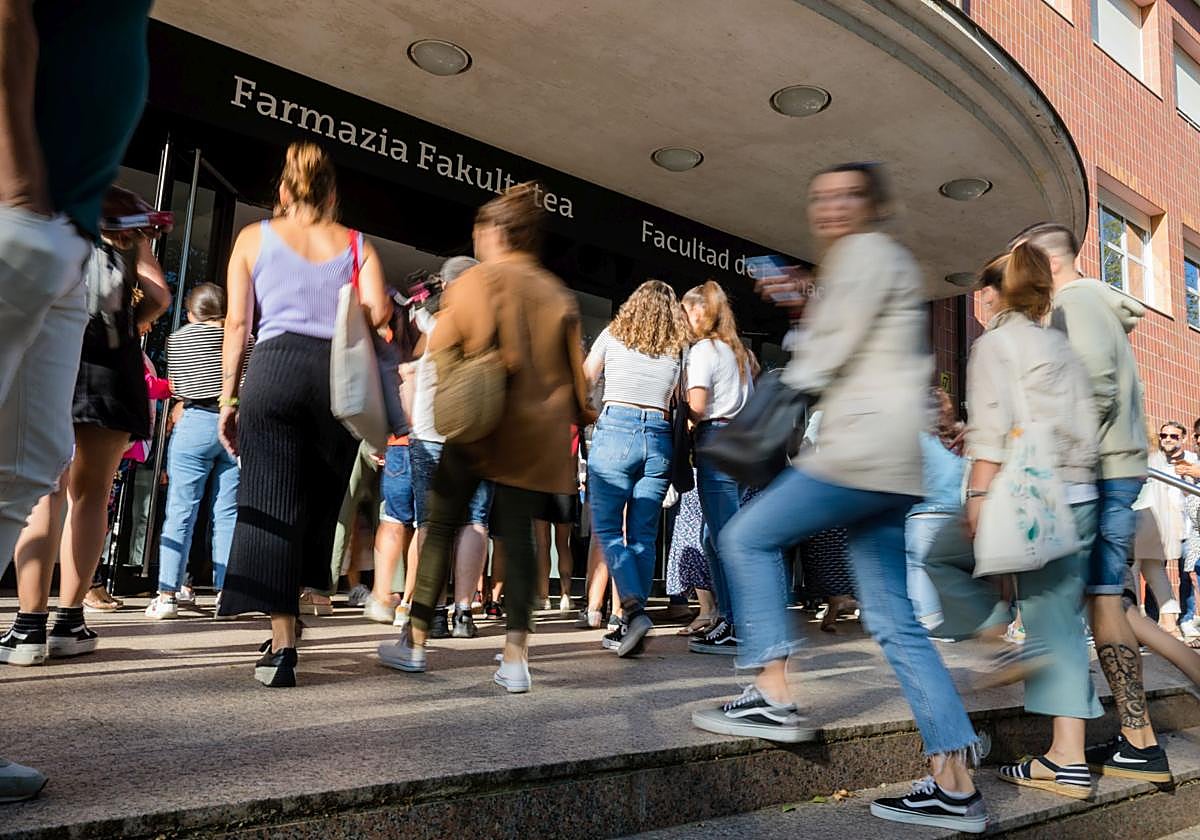 Estudiantes acceden a la Facultad de Farmacia de la UPV en Vitoria.