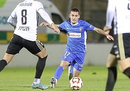 Iñigo Muñoz encara al exzornotzarra Iker Bilbao en el duelo del pasado sábado en Urritxe.