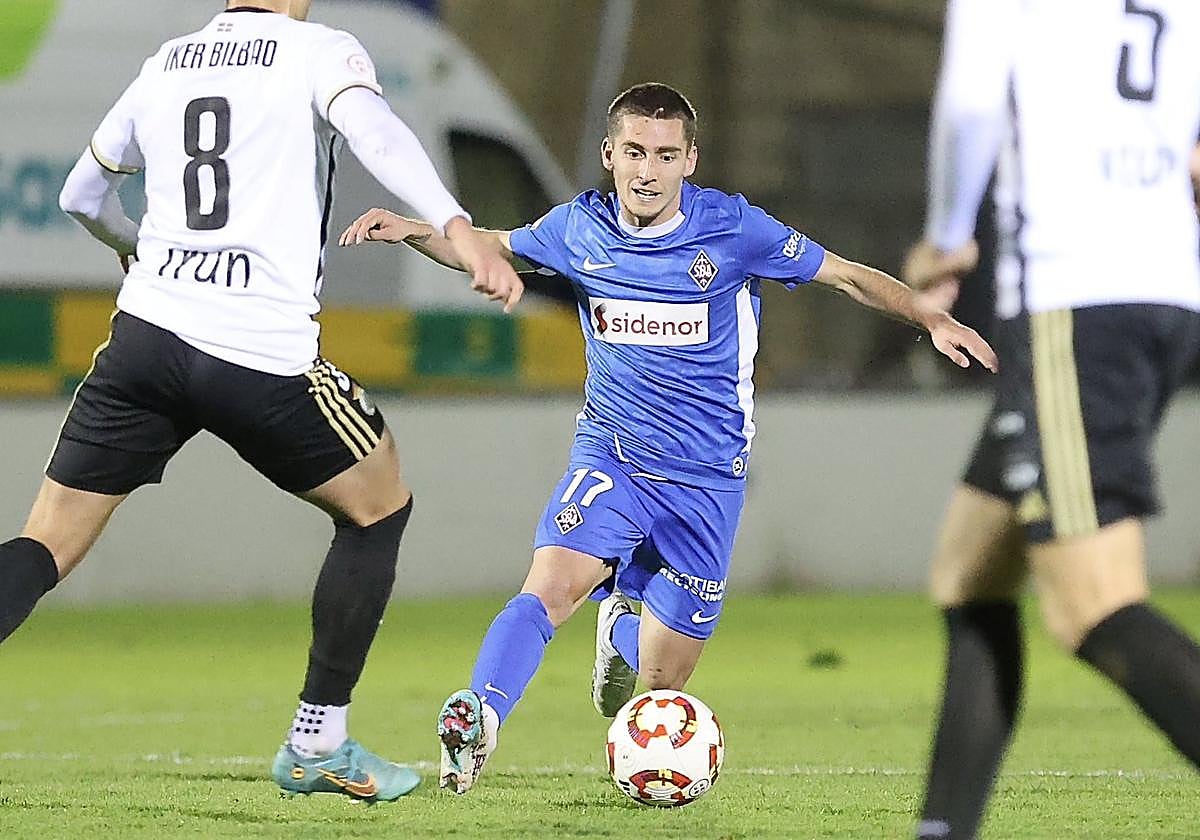 Iñigo Muñoz encara al exzornotzarra Iker Bilbao en el duelo del pasado sábado en Urritxe.