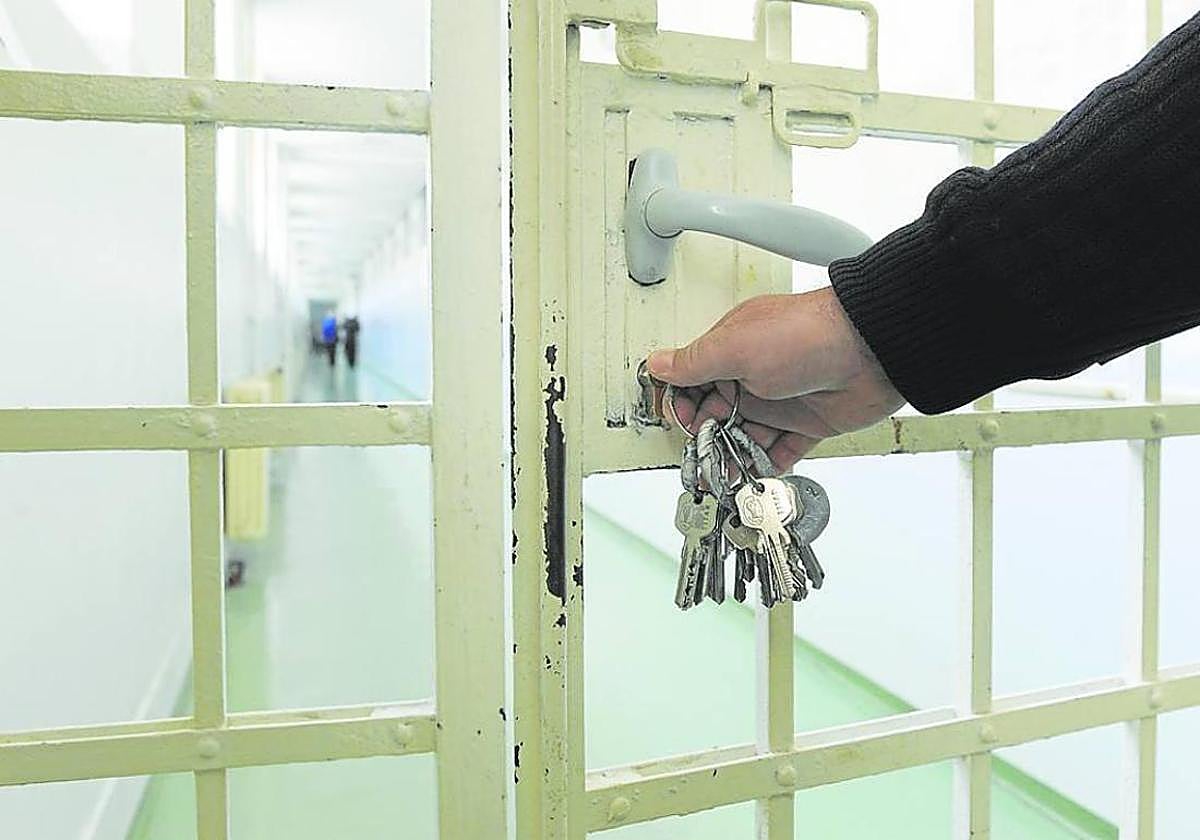 Uno de cada tres presos vascos cumple condena por delitos contra la mujer