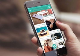 Un usuario consulta la aplicación móvil de Wallapop.