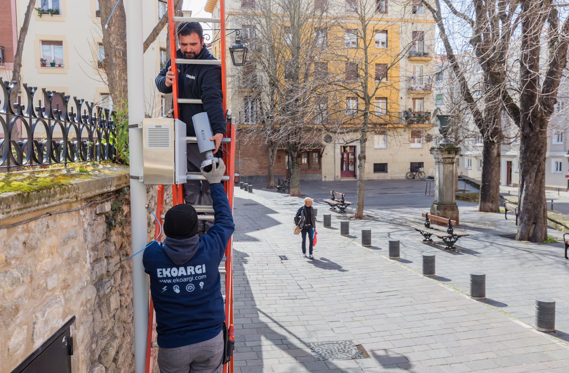 Operarios colocan una cámara de la futura Zona de Bajas Emisiones (ZBE) junto a la Fuente de los Patos.