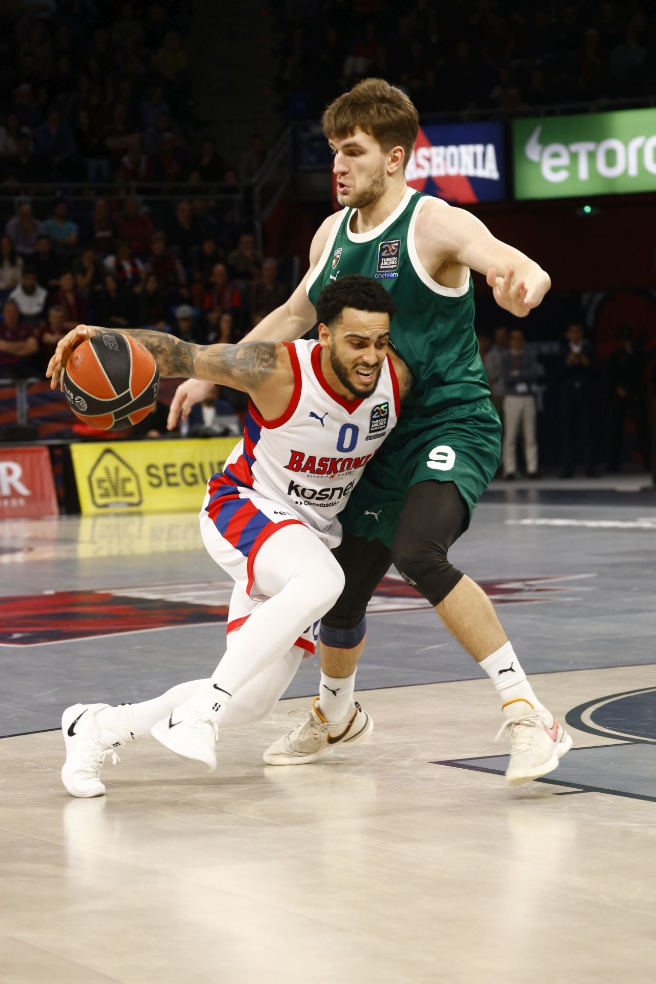 Howard sufre el marcaje de Dovydas Giedraitis.