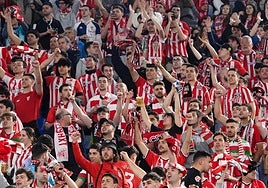 En directo, el ambiente del Roma-Athletic: jarro de agua fría para una entregada afición rojiblanca en el Olímpico