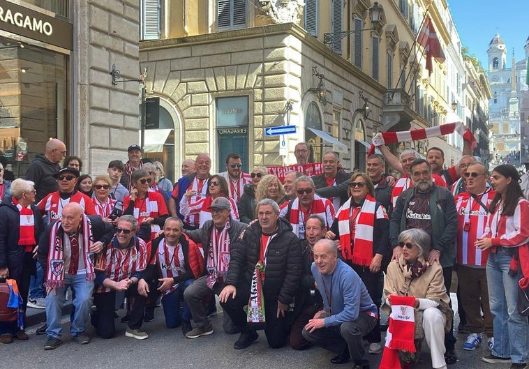La Peña Piru Gainza de Basauri canta el himno del Athletic en Roma.