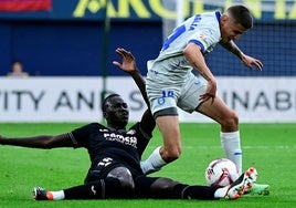 Tenaglia intenta regatear al local Gueye durante el encuentro de la primera vuelta.