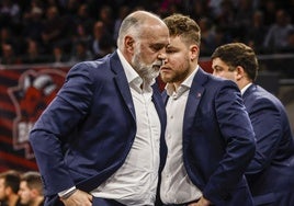 Pablo Laso, pensativo durante el encuentro.