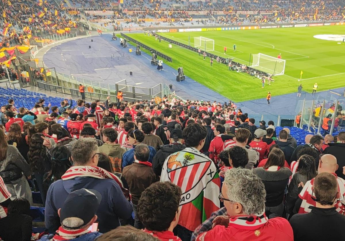 Estrictos cacheos de seguridad sin incidentes a la afición del Athletic en el acceso al Estadio Olímpico