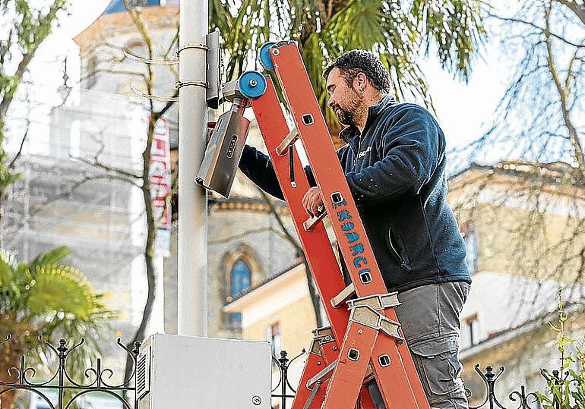 Instalan las primeras cámaras que controlarán la Zona de Bajas Emisiones