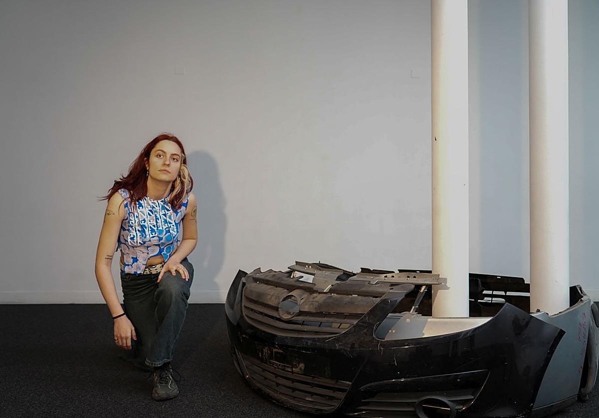 La artista navarra Idoia Leche con una de sus creaciones.