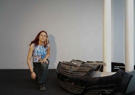 La artista navarra Idoia Leche con una de sus creaciones.