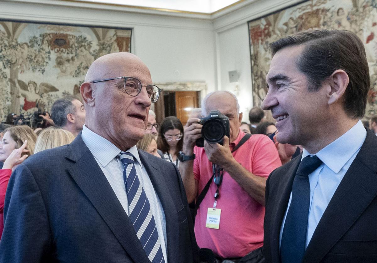 Josep Oliú, a la izquierda, presidente del Banco Sabadell junto a C arlos Torres, presidente de BBVA.