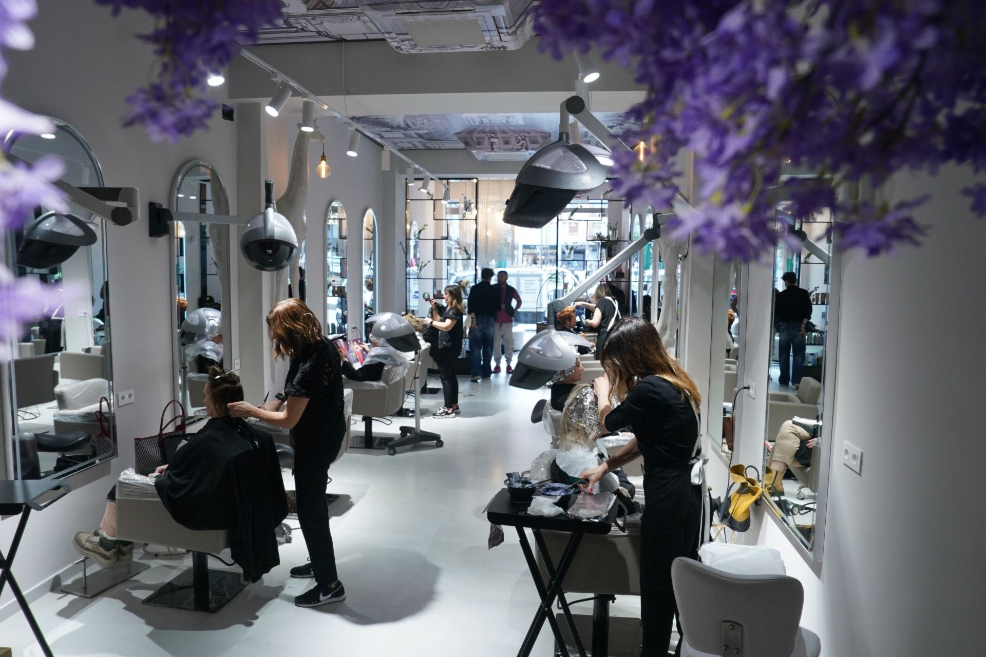 La nueva peluquería de Bilbao llena de arte: techos pintados por Ignacio Goitia... ¡y jirafas saliendo de las paredes!