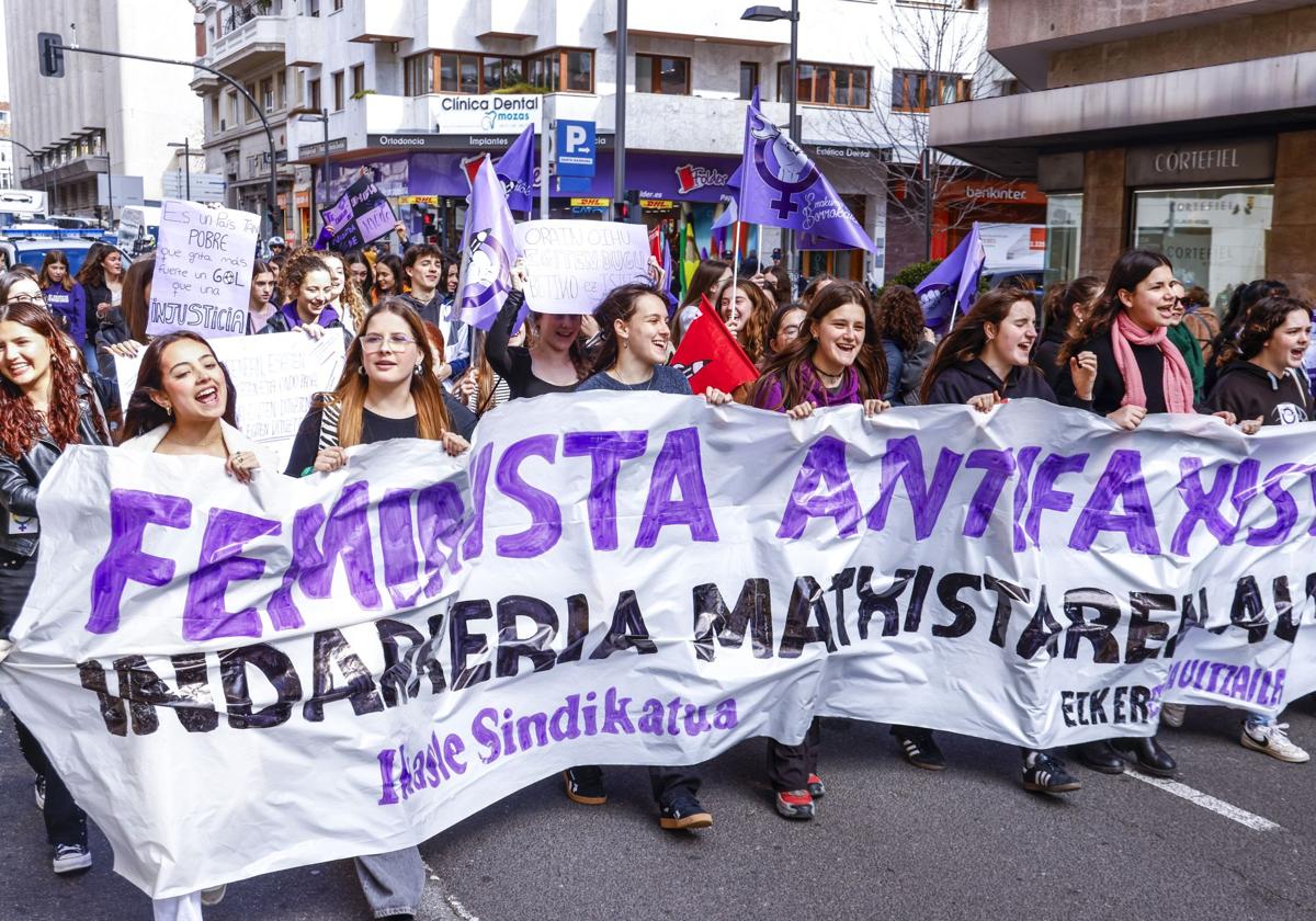Decenas de estudiantes apoyan la huelga feminista contra la violencia machista y vicaria en Vitoria