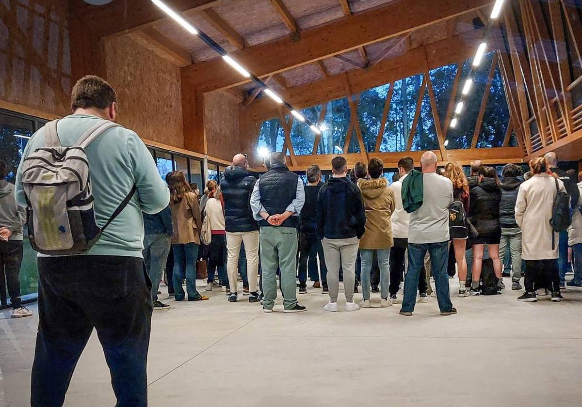 Familias, entrenadores y jugadores esperan para acceder a la asamblea que se celebró ayer en Fadura.