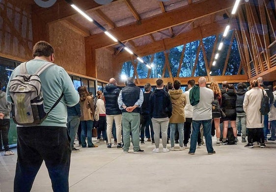 Familias, entrenadores y jugadores esperan para acceder a la asamblea que se celebró ayer en Fadura.