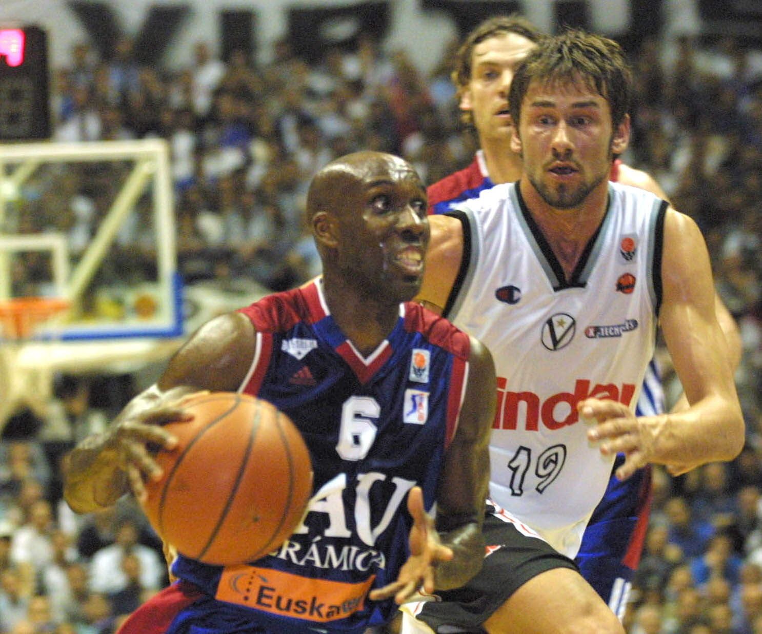 Elmer Bennett supera a Marko Jaric en uno de los choques de la final de Euroliga 2000-01 entre el Baskonia y el Kinder Bolonia.