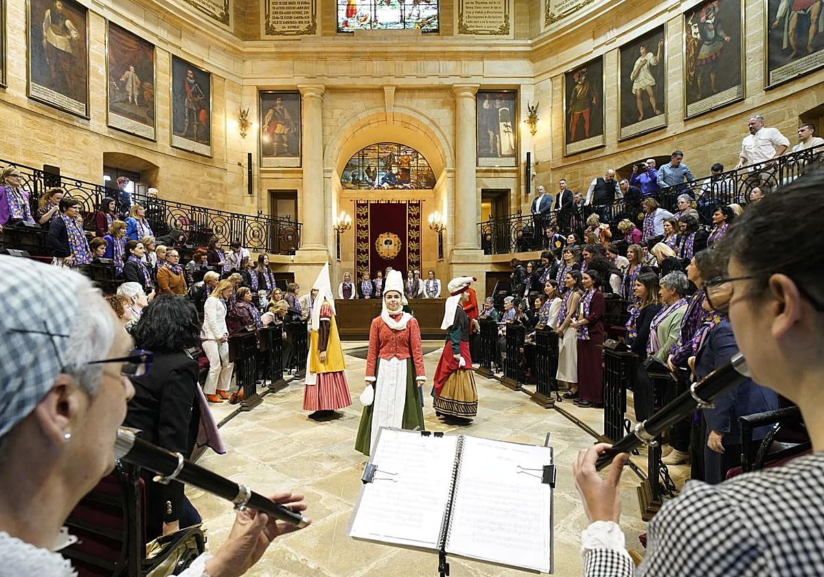 Imagen principal - Tres momentos del acto.