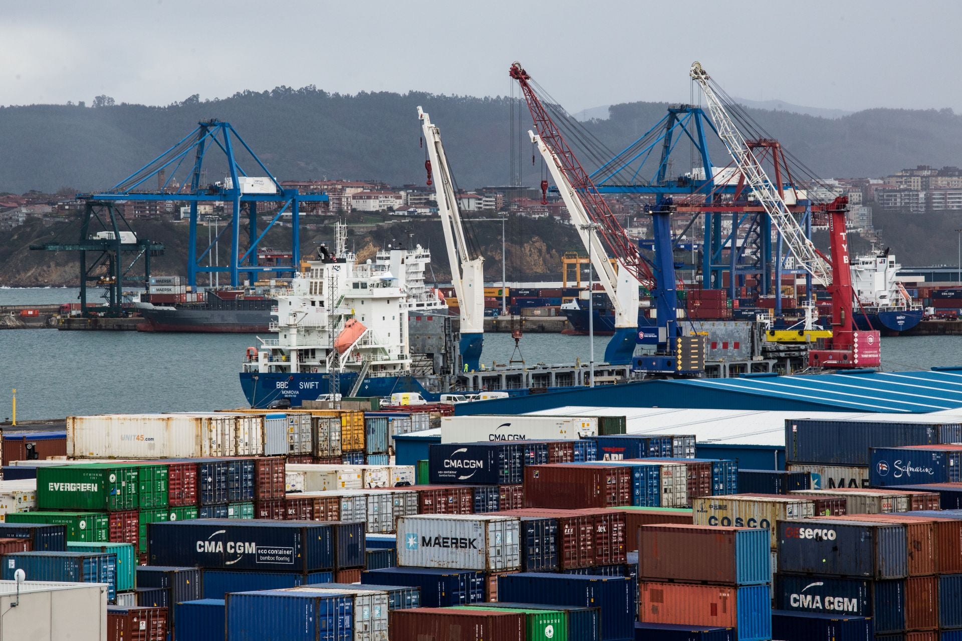 Imagen de la terminal de contenedores del Puerto de Bilbao, auténtico termómetro del comportamiento del comercio exterior vasco.