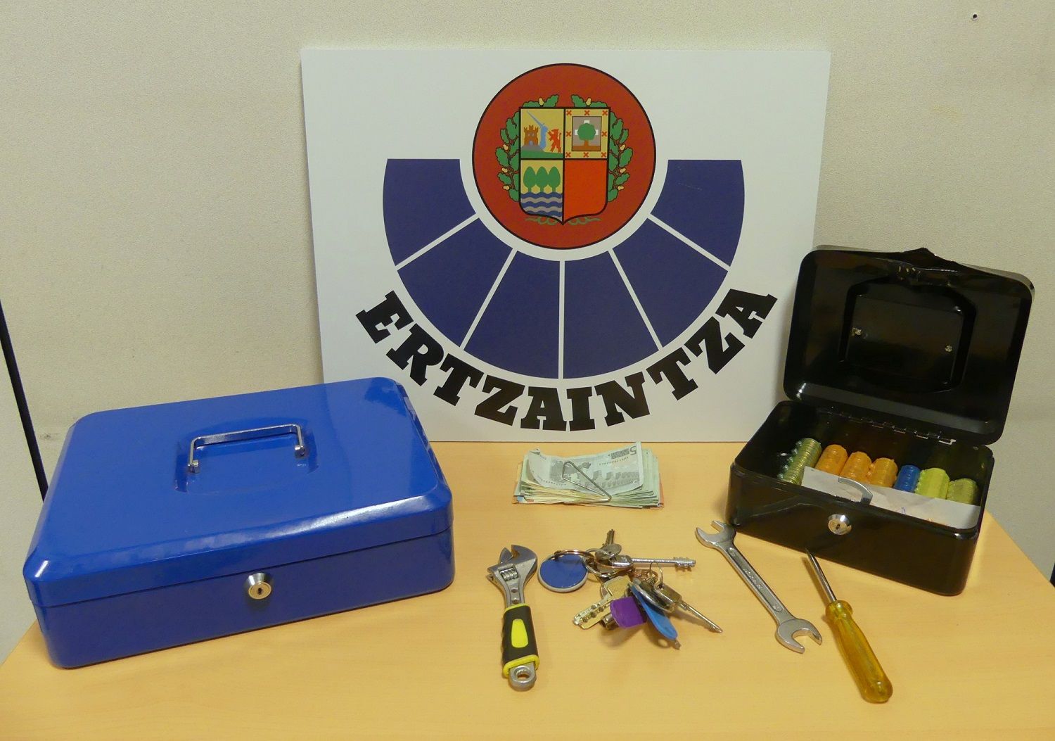 Material incautado al detenido por robar en un bar de Lakua-Arriaga