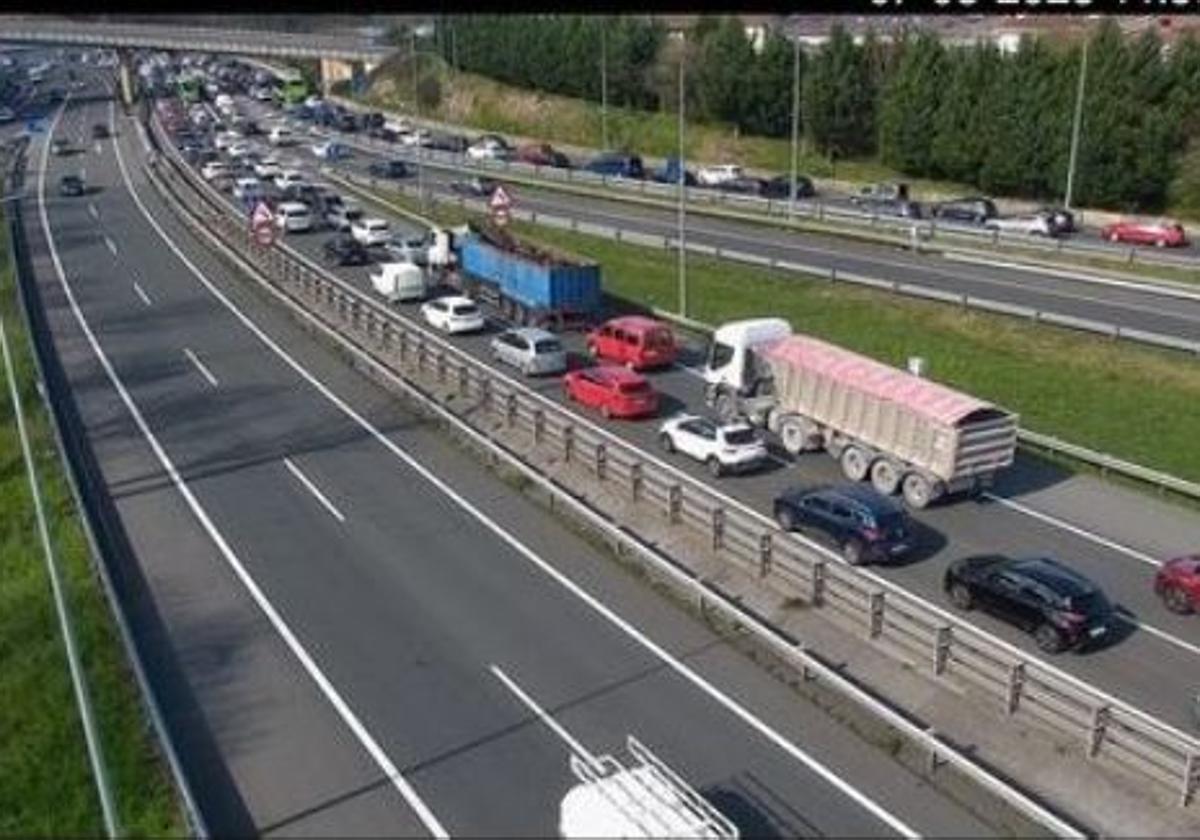 Un accidente causa retenciones kilométricas en el corredor del Txorierri