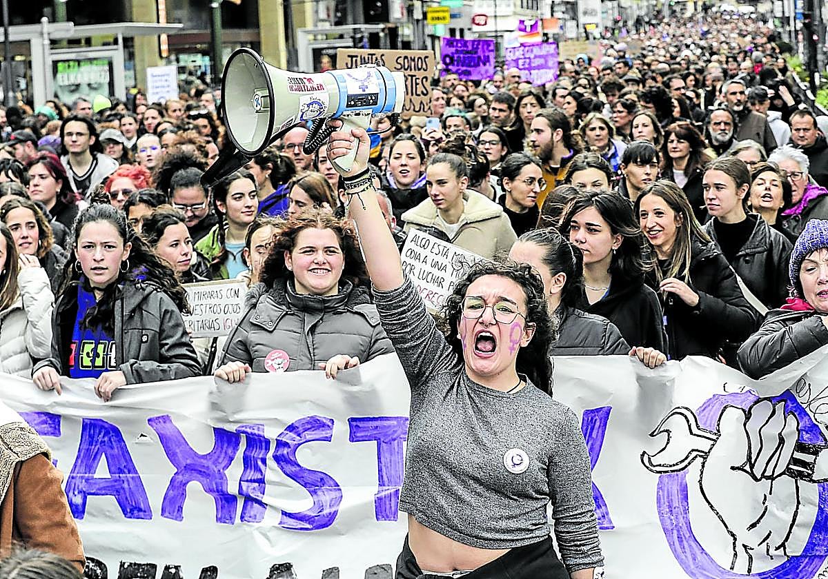 Mireia Alonso, megáfono en mano, lideró los cánticos de Ikasle Sindikatua durante la manifestación.