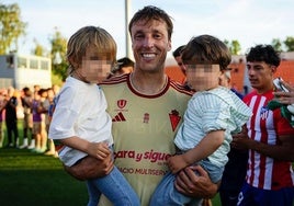 Tomás Pina, en el pasillo de despedida que recibió tras su último partido como profesional, con el Murcia ante el Atlético B.