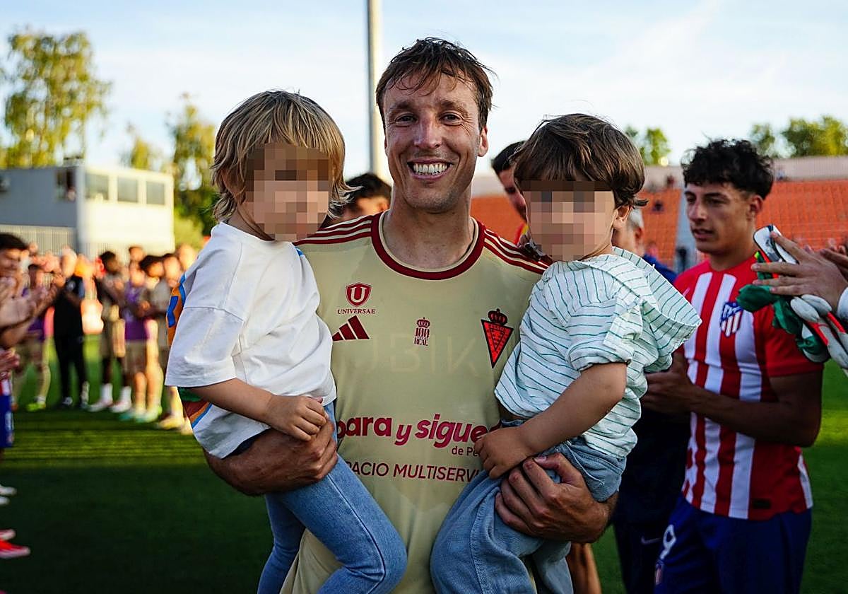 Tomás Pina, en el pasillo de despedida que recibió tras su último partido como profesional, con el Murcia ante el Atlético B.