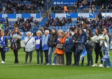 El emotivo homenaje del alavesismo a sus socias más veteranas en el 8-M