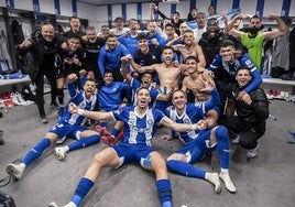 Los jugadores del Alavés celebran a lo grande el triunfo ante el Villarreal.