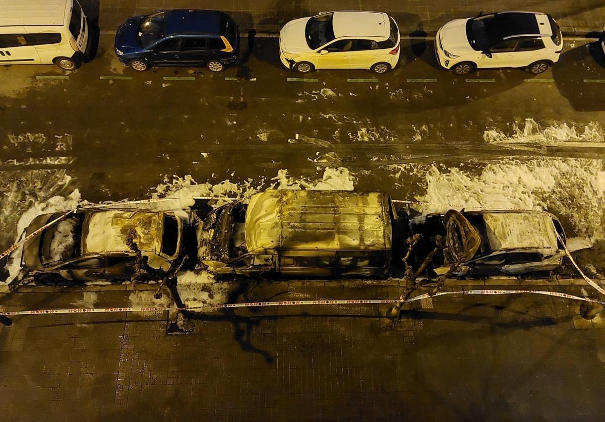 La Policía de Bilbao investiga el incendio que ha dejado 7 coches calcinados y un herido en Ibarrekolanda
