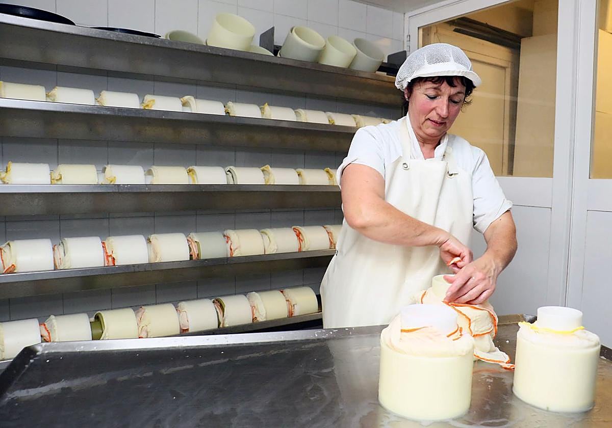 Eli Gorrotxategi en su quesería 'La Leze', en Ilarduia.