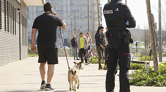 Multan con 16.000 euros a un vitoriano por pegar a un vecino que no recogió las heces de su perro